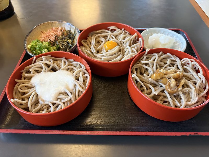 とろろ、うずらの卵、なめこをのせた三つの割子と大根おろし