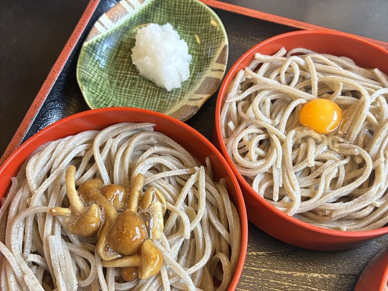 とろろ、うずらの卵、なめこをのせた割子と大根おろし