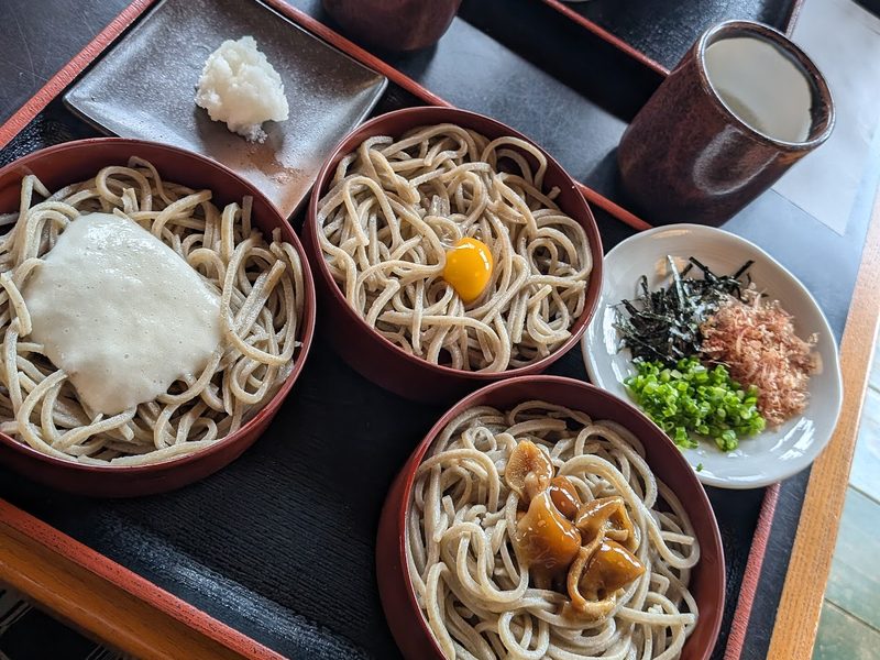 上から見た割子のお盆と薬味、そば湯の器