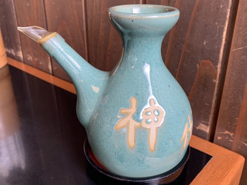 「神」の字が入った青磁色のだし入れ
