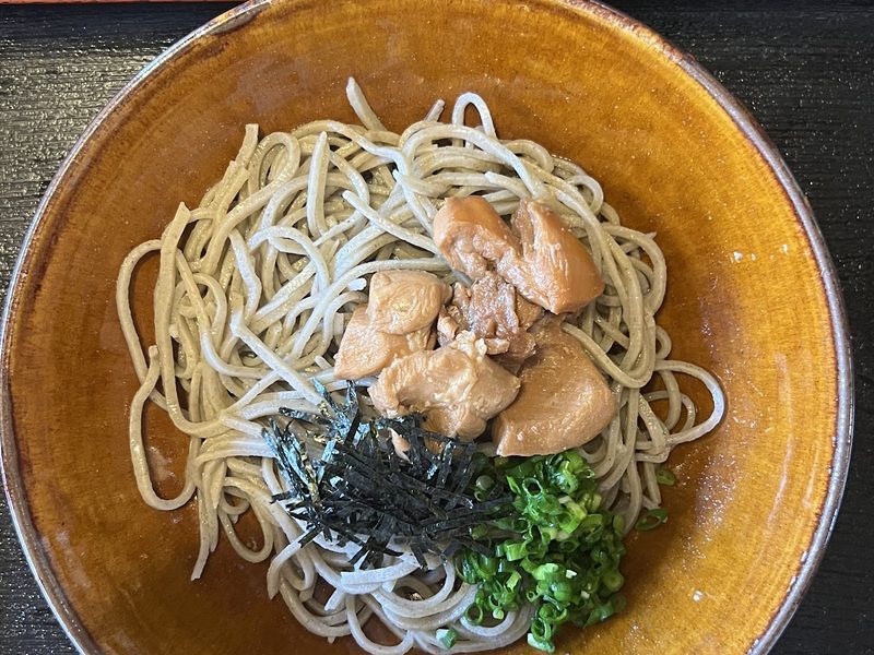 鶏肉と刻み海苔、ねぎをのせたそば