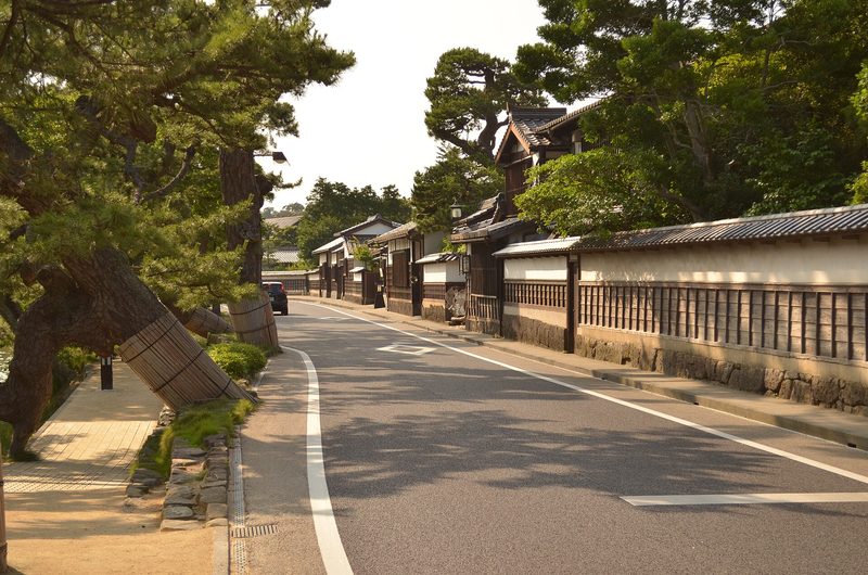 松並木と白壁の屋敷が続く塩見縄手の通り