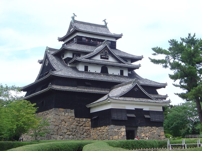 石垣の上に建つ黒い板張りの松江城天守