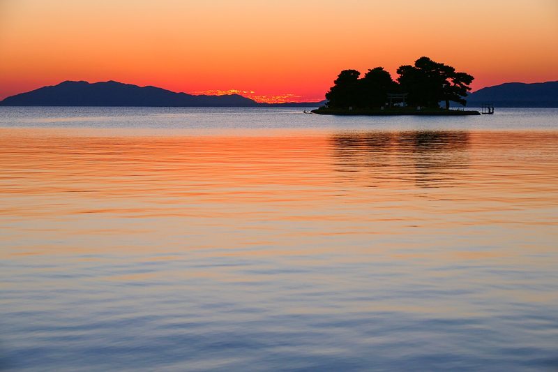 オレンジ色の夕焼けに浮かぶ宍道湖の嫁ヶ島